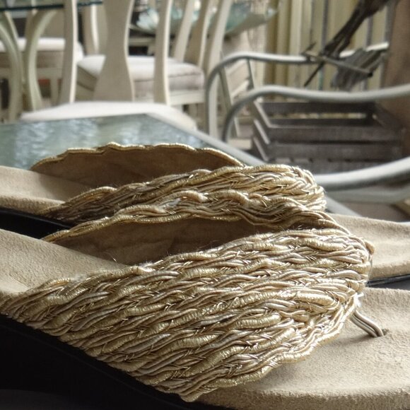 Tirrinia Made in Italy thong wedge sandals size 10, gold/cream weave strap Suede - Picture 14 of 15